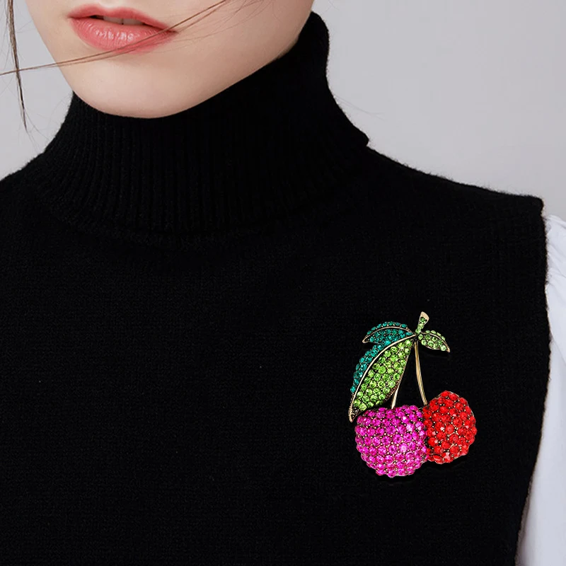 Broche de cereja feminino fashion e versátil. Acessório elegante que combina com tudo, adicionando um toque charmoso e sofisticado ao seu look.