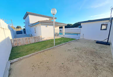 House with pool and terrace 4