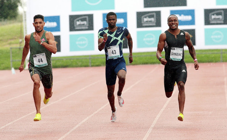 Wayde van Niekerk, Anaso Jobodwana and Akani Simbine compete in a 200m sprint at Ruimsig in 2021.