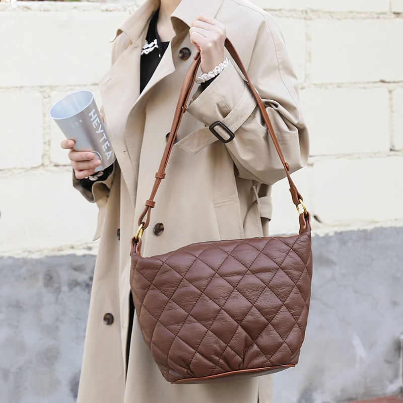 Sac bandoulière femme rétro à épaule diamant Un sac élégant et spacieux pour femmes, idéal pour transporter vos essentiels avec style et une touche vintage.