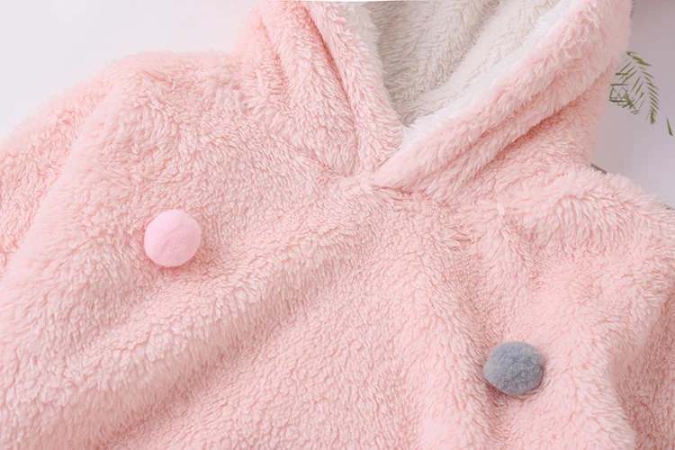 Barboteuse coréenne pour bébé fille avec boules de cheveux, vêtement de rampant confortable, idéal pour les petites filles, parfait pour jouer et explorer.