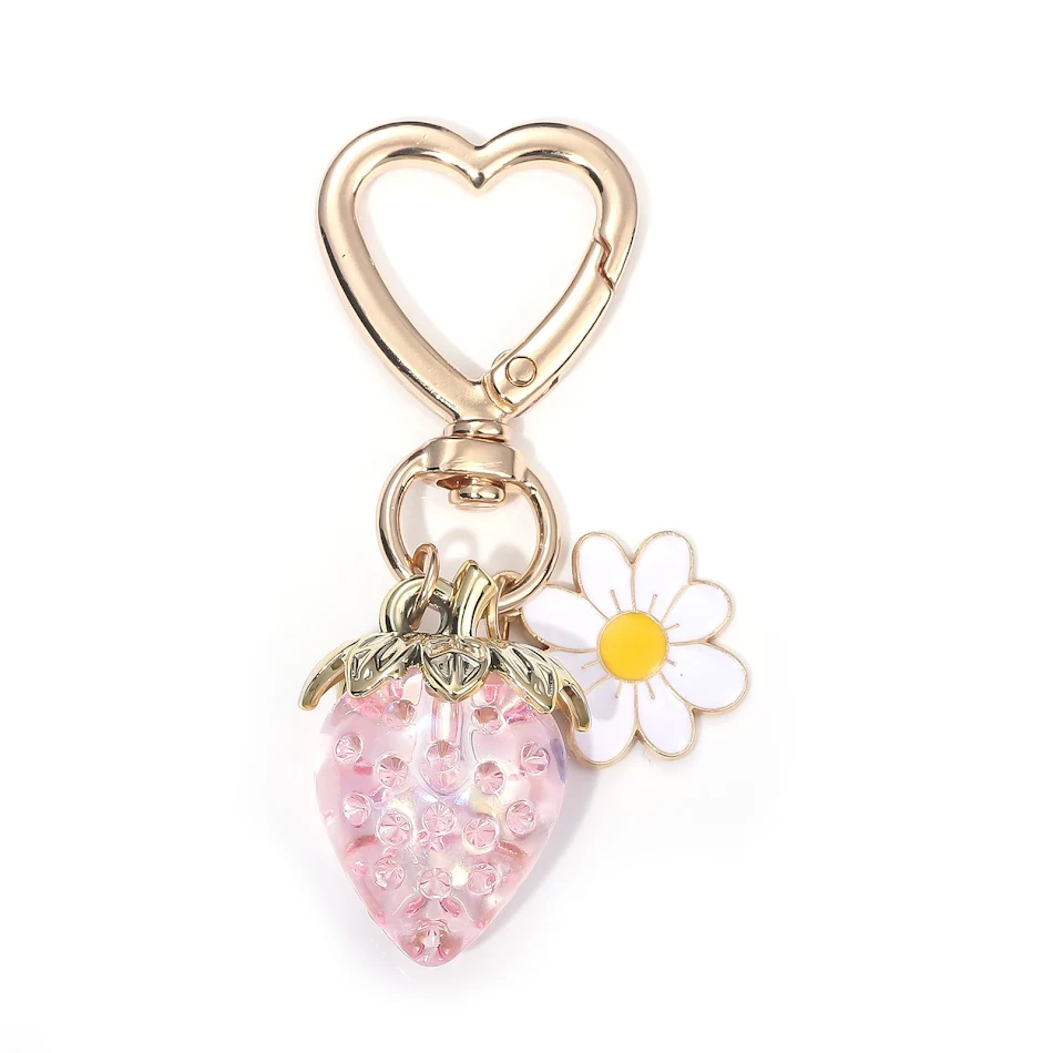 Porte-clés fraise en forme de cœur, un accessoire pendentif charmant. Idéal pour clés, sacs et un cadeau unique et plein de tendresse.