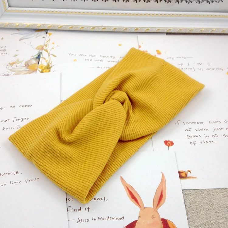 Faixa de cabelo com cruz de algodão com rosca. Absorve o suor, perfeita para esportes e yoga. Mantém o cabelo no lugar, confortável e elegante.