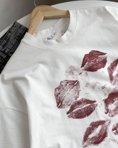 Title 4, Womens loose tops with lip print design. Comfo...