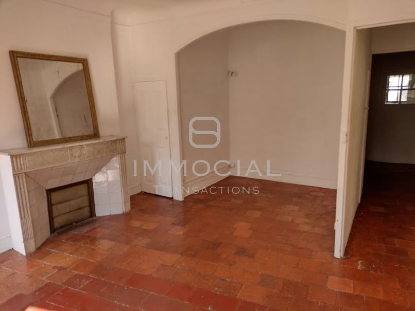 Location  appartement 2 pièces 55.4 m² à Aix-en-Provence (13090), 829 €