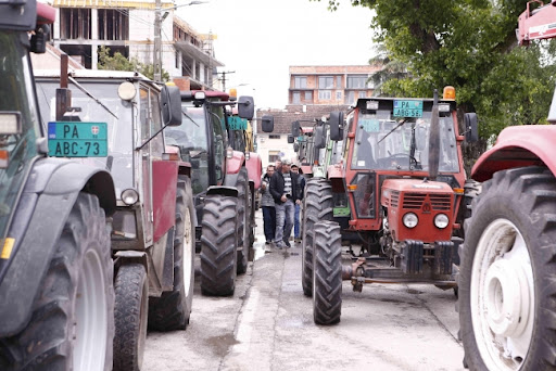 Poljoprivrednici blokirali put u Mrčajevcima i Samajlima kod Čačka