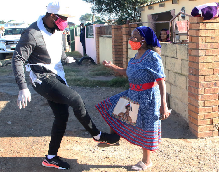 Nomsa Ngqezana greets Bok captain Siya Kolisi who handed her family a food parcel and a blanket on Saturday morning