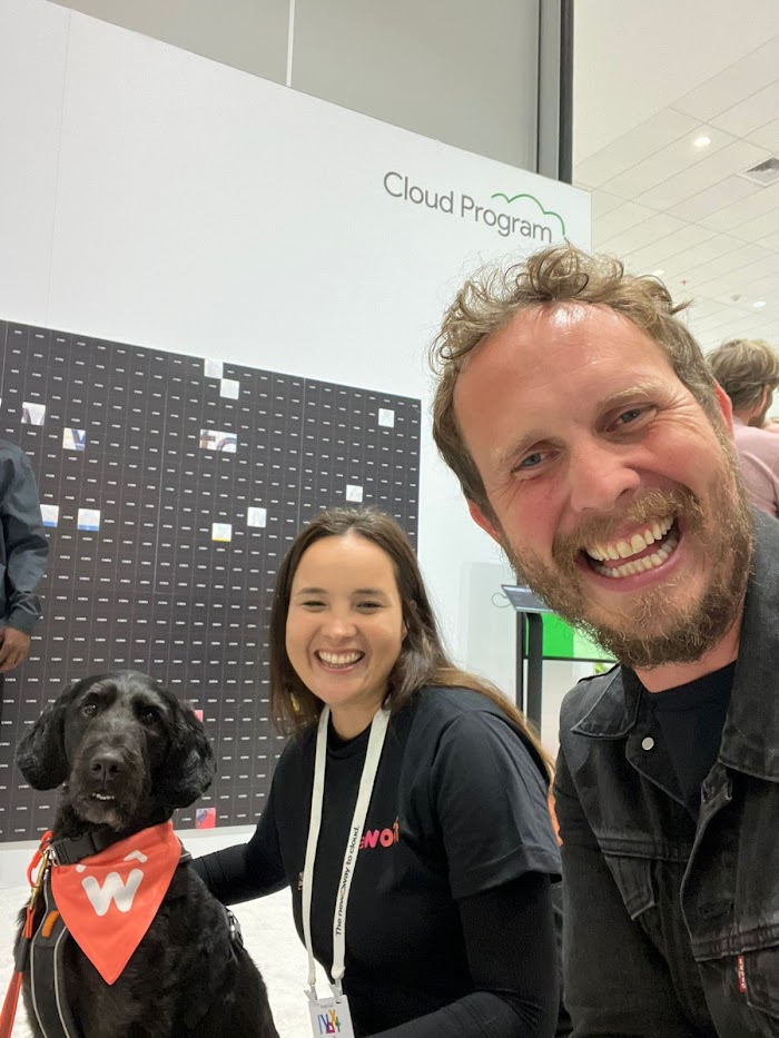 Representantes da Woof acompanhados de um cão no evento do Google Cloud Next 2023