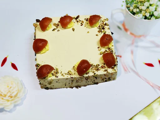 Gulab Jamun Vanilla Square Cake - 300 Gms