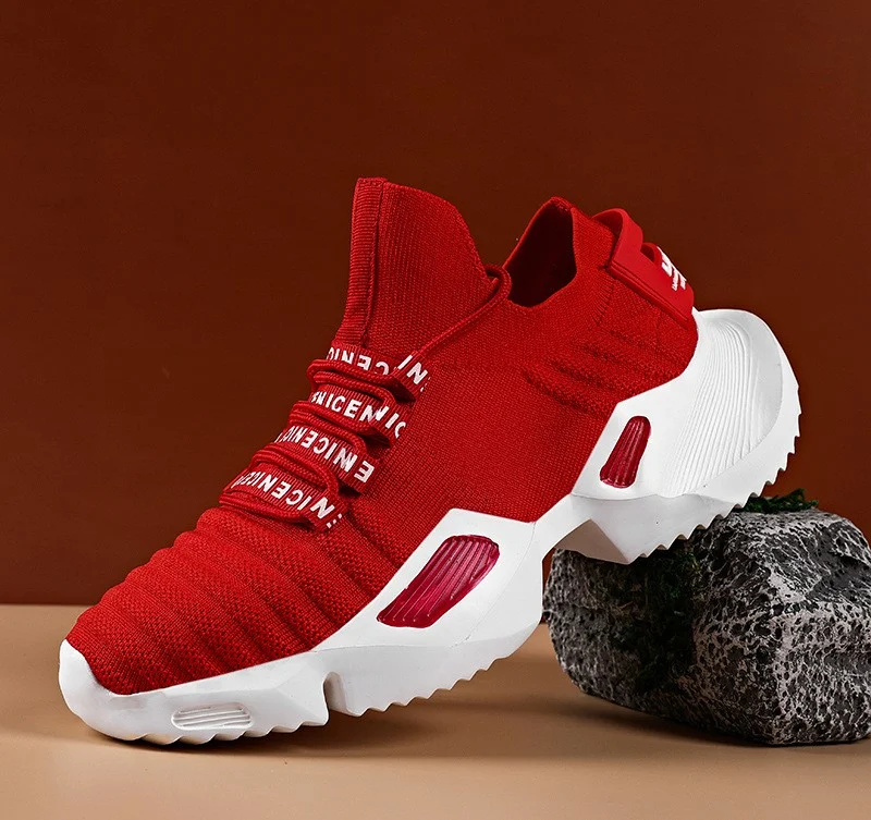 Scarpe sneakers rosse a calzino da uomo, stile scarpe vecchie, comode e alla moda per un look casual e streetwear.