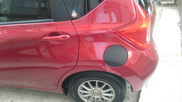 ノートのカーボンシート貼り付け・トミカ博・ドライブ・DIYに関するカスタム事例の投稿画像1枚目