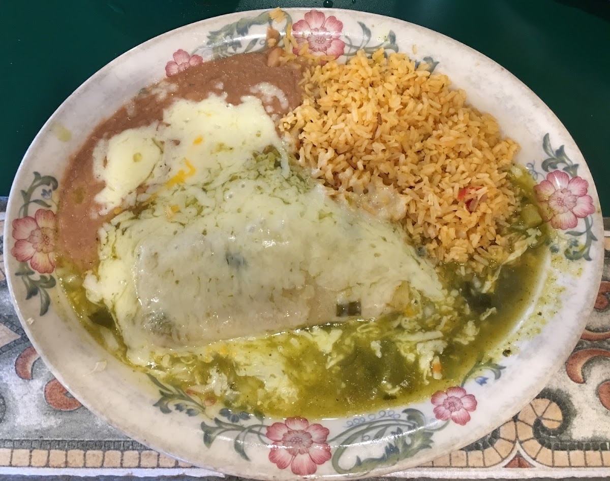 Cheese and onion enchilada with green sauce, rice and beans. This is called Chico Plata or “Small Plate” on the menu as it is only one enchilada.