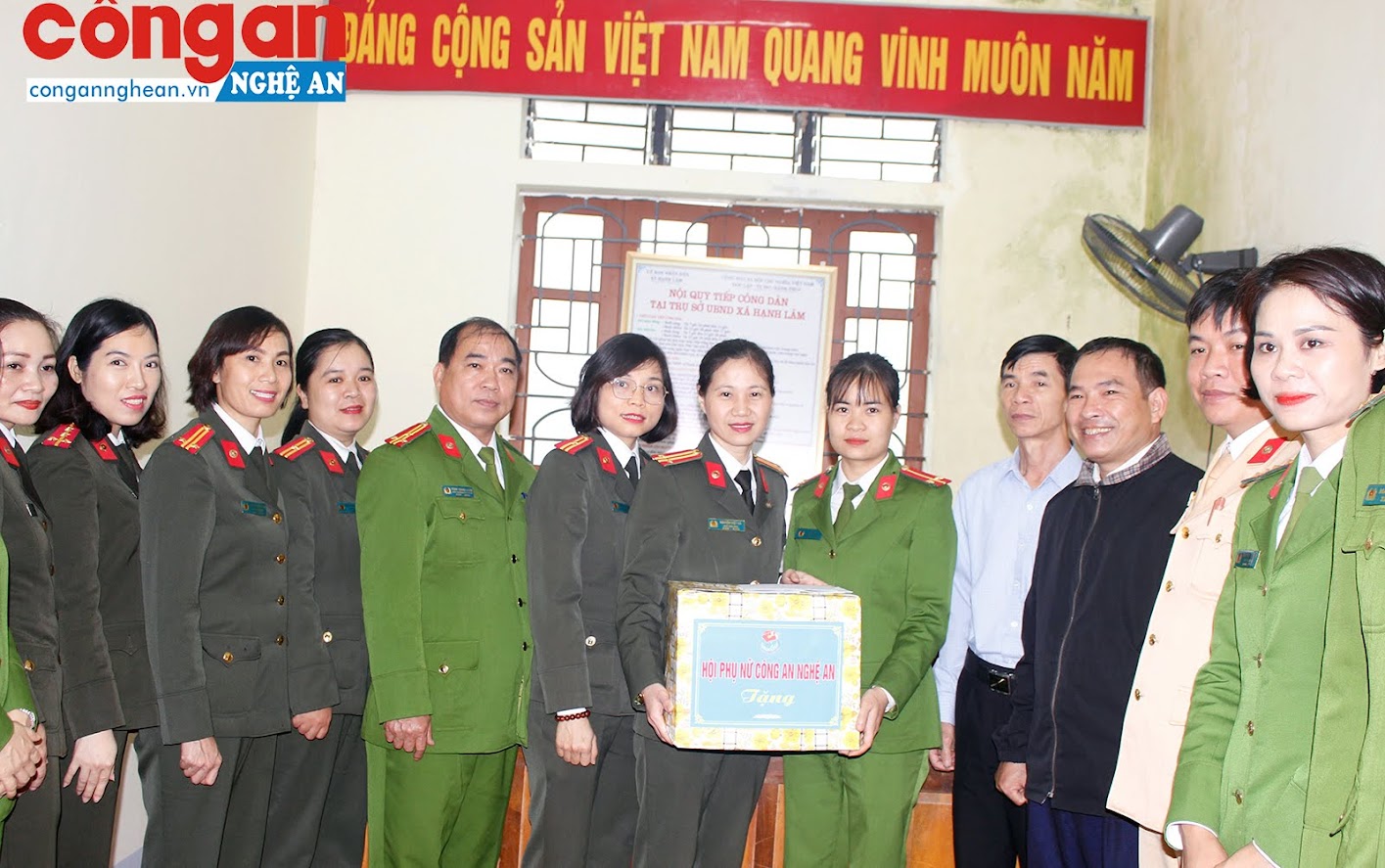 Thăm, tặng quà cho Trung uý Lê Na, công an viên xã Hạnh Lâm, Thanh Chương