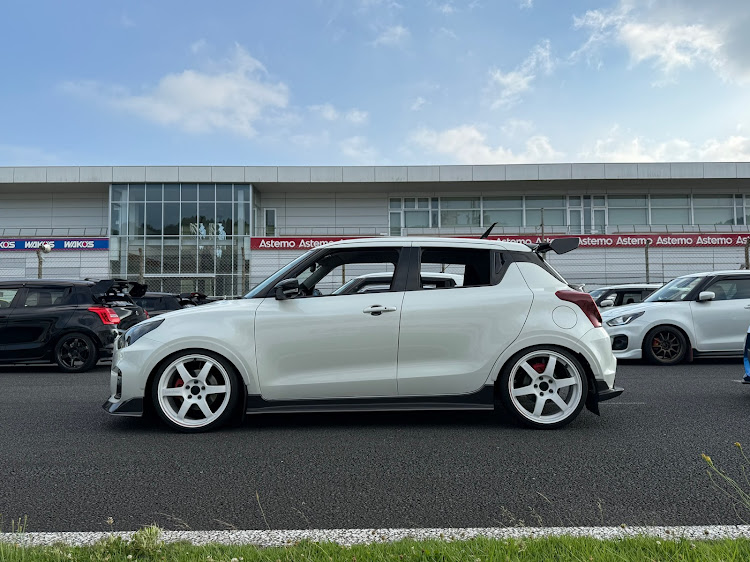 スイフトスポーツのオートポリス・スイフトだらけのパーレードラン・テールランプのこだわり・斜め45度後方の美学・7月もよろしくお願いしますに関するカスタム事例の投稿画像1枚目