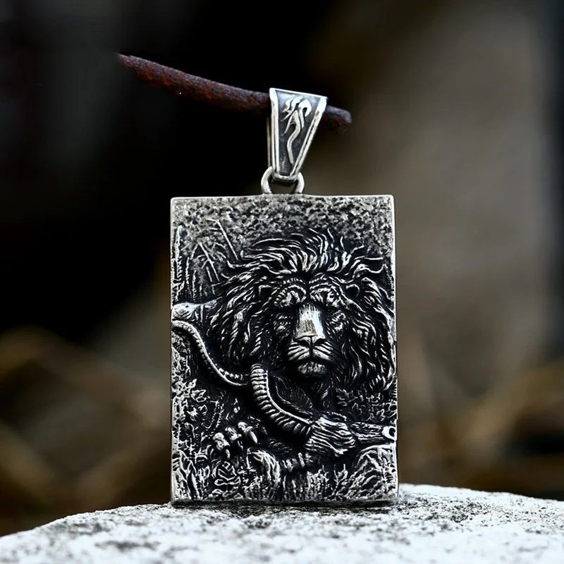 Collier homme avec pendentif tête de lion vintage en acier inoxydable moulé, un bijou audacieux et intemporel pour un look unique.