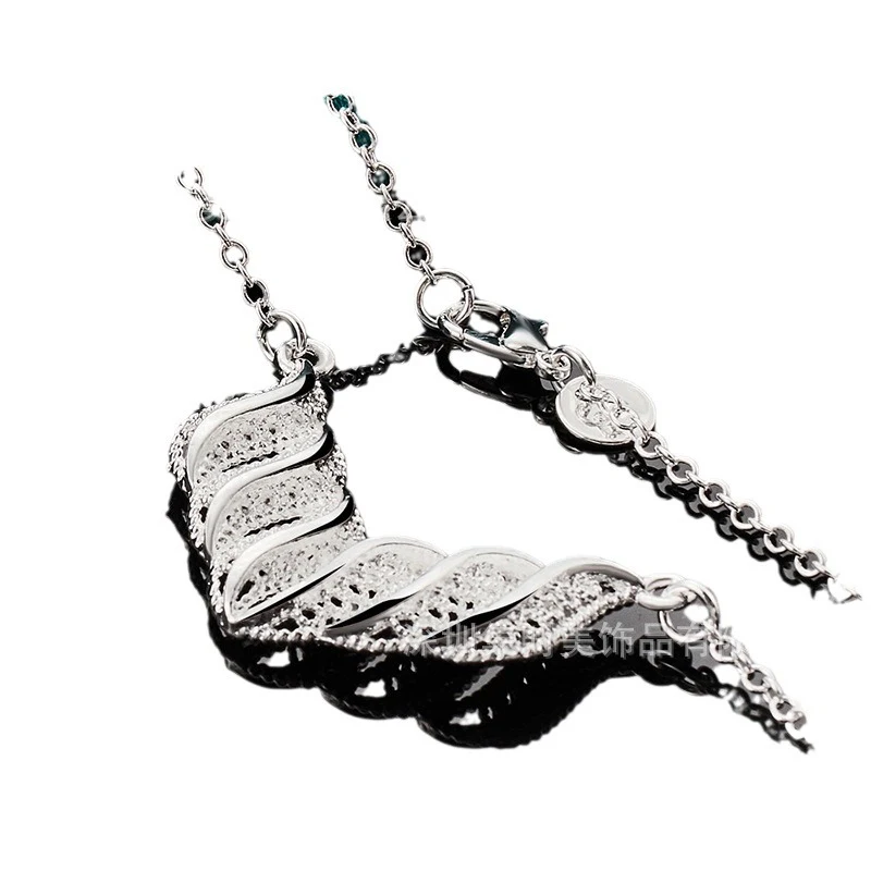 Colar com pingente de folhas vazadas para mulheres, elegante e delicado. Joia com design floral moderno, ideal para presentes e uso diário.