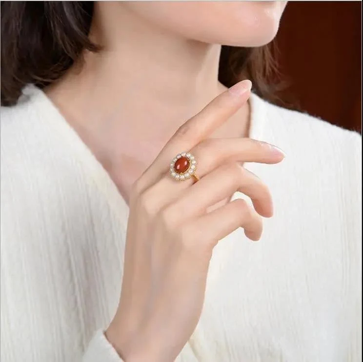 Dames ring met natuurlijke rode agaat en parel, verzilverd 925. Een elegante ring die je outfit compleet maakt.