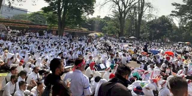 Geruduk Gedung Sate, Ribuan Nakes Honorer di Jabar Minta Diangkat Jadi ASN