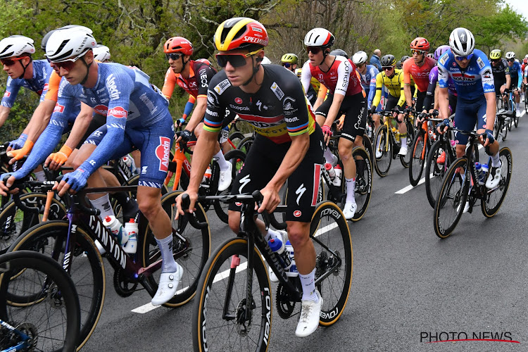 Evenepoel blijft nu overeind maar ziet concurrent tegen de grond smakken, Louis Vervaeke (Soudal Quick-Step) in top 3