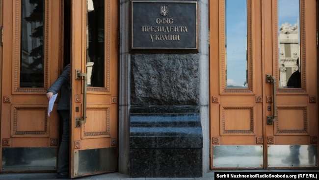 Як пише Der Spiegel, міністерство вирішило «відправити делегацію під керівництвом Крістіана фон Штеттена і Йоахіма Пфайфера до офісу президента України з метою нагадування про цю проблему»