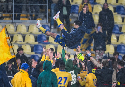 🎥 Une haie d'honneur en plein match : magnifique hommage à STVV-OHL pour la fin de carrière d'une légende 