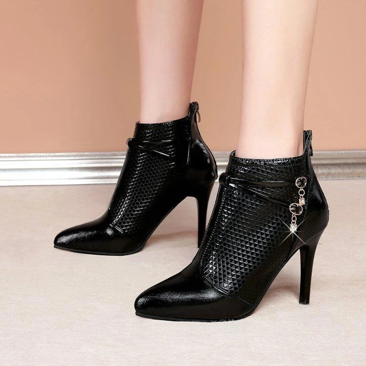 Zwarte puntige stiletto Franse enkellaarsjes. Verhoog je stijl met deze elegante enkellaarsjes voor een verfijnde en moderne look.
