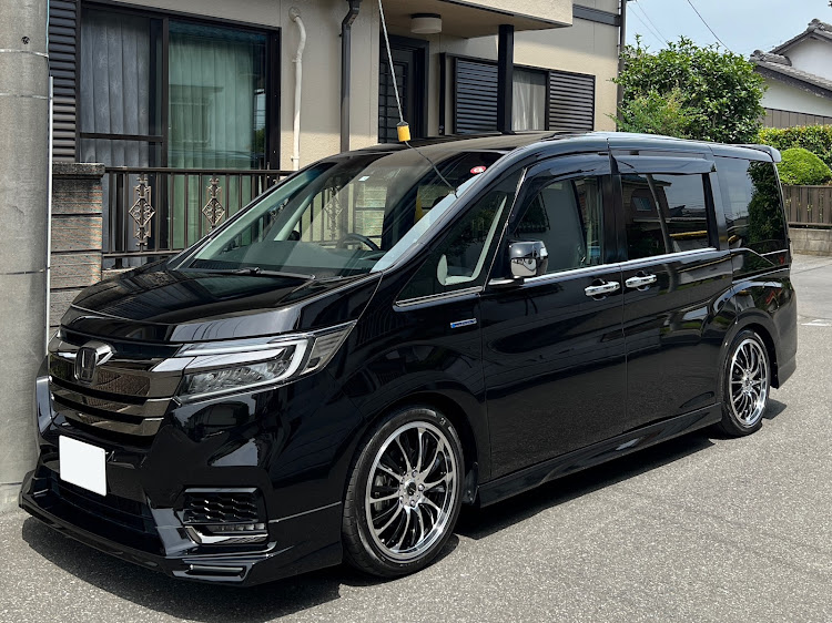 ステップワゴンスパーダのステンレスウィンドウモール装着・洗車しましたー！(^^)に関するカスタム事例の投稿画像1枚目