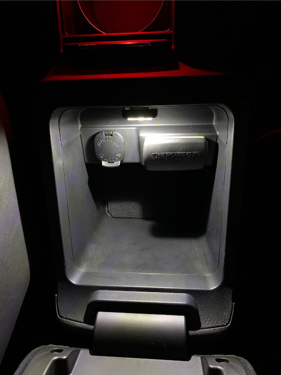 WRX STIのDIY・コンソールボックス・LED・エーモンLEDに関するカスタム事例の投稿画像1枚目