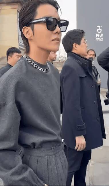BTS's J-Hope Makes Iconic Second Paris Fashion Week Appearance At DIOR's Fashion  Show - Koreaboo