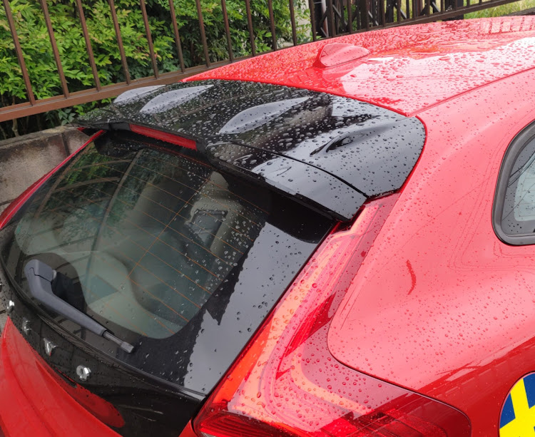V40のDIY・リアスポイラー交換に関するカスタム事例の投稿画像3枚目