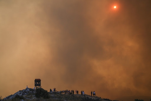 Na Rodosu požar van kontrole, gore tri hotela u Kiotariju, evakuacije samo morem