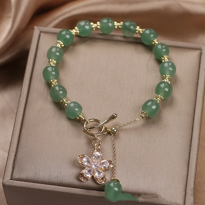 Bracelet à Pendentif Fleurs Cristal Quartz Fraise Vert Naturel pour Femme avec Pompon. Élégance et bien-être au quotidien.
