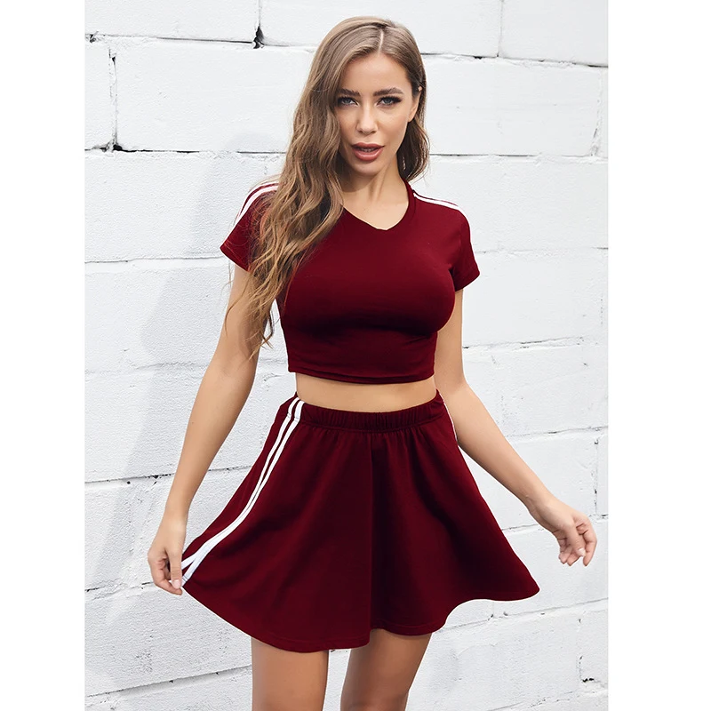 Sportieve tweedelige set rok en top met effen gekleurde strepen, korte mouwen, ideaal voor buitensporten, comfortabel en trendy.