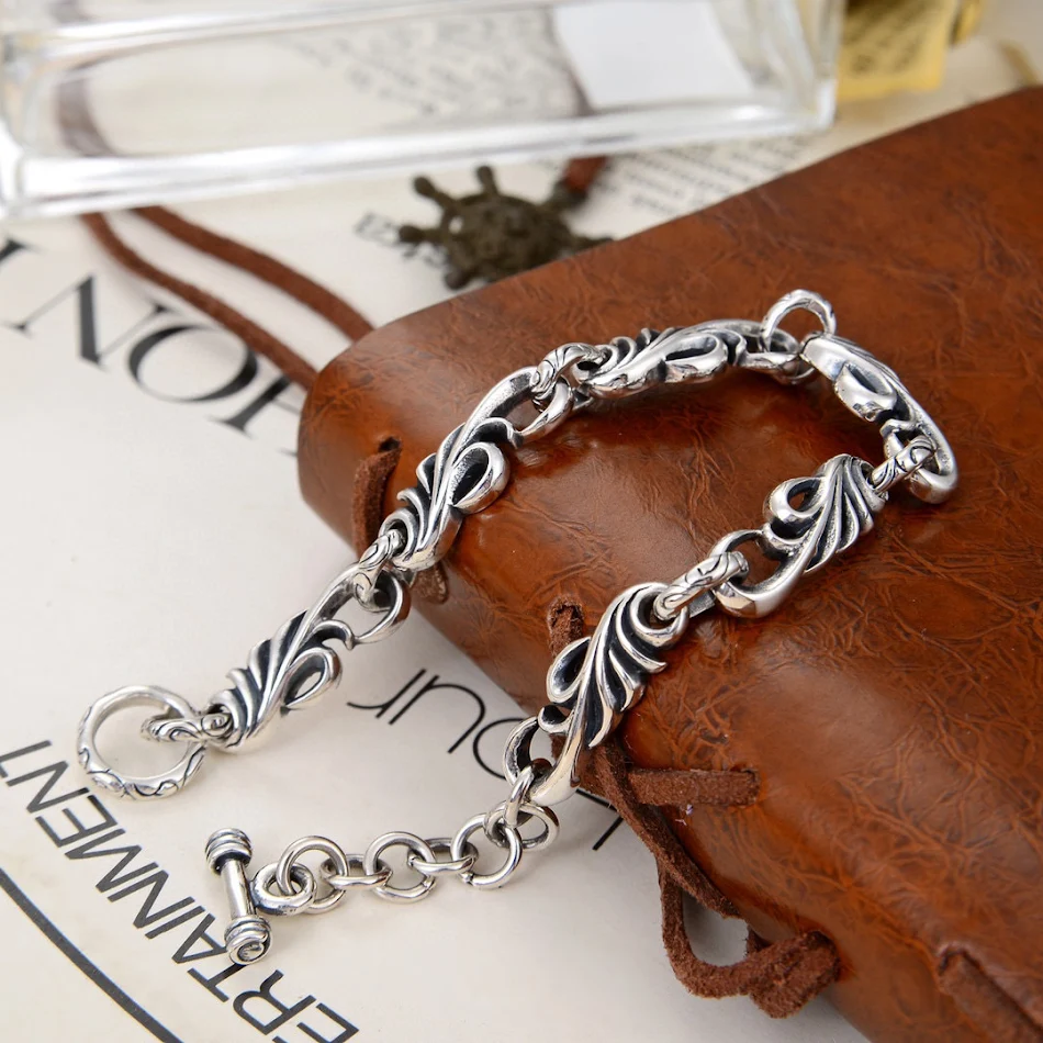 Heren zilveren armband met wijnrank- en bloemmotief, stijlvol en duurzaam. Een perfect accessoire dat je dagelijkse stijl met verfijning verbetert.