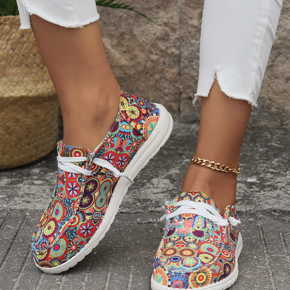 Dames modieuze canvas schoenen met eenvoudige graffiti en etnische stijl. Perfect voor een casual look met een vleugje kunstzinnigheid en comfort.