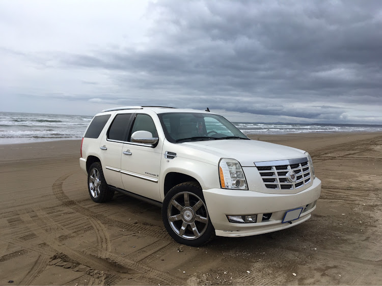 エスカレードのエスカレード・渚ドライブウェイ・SRT8に関するカスタム事例の投稿画像1枚目