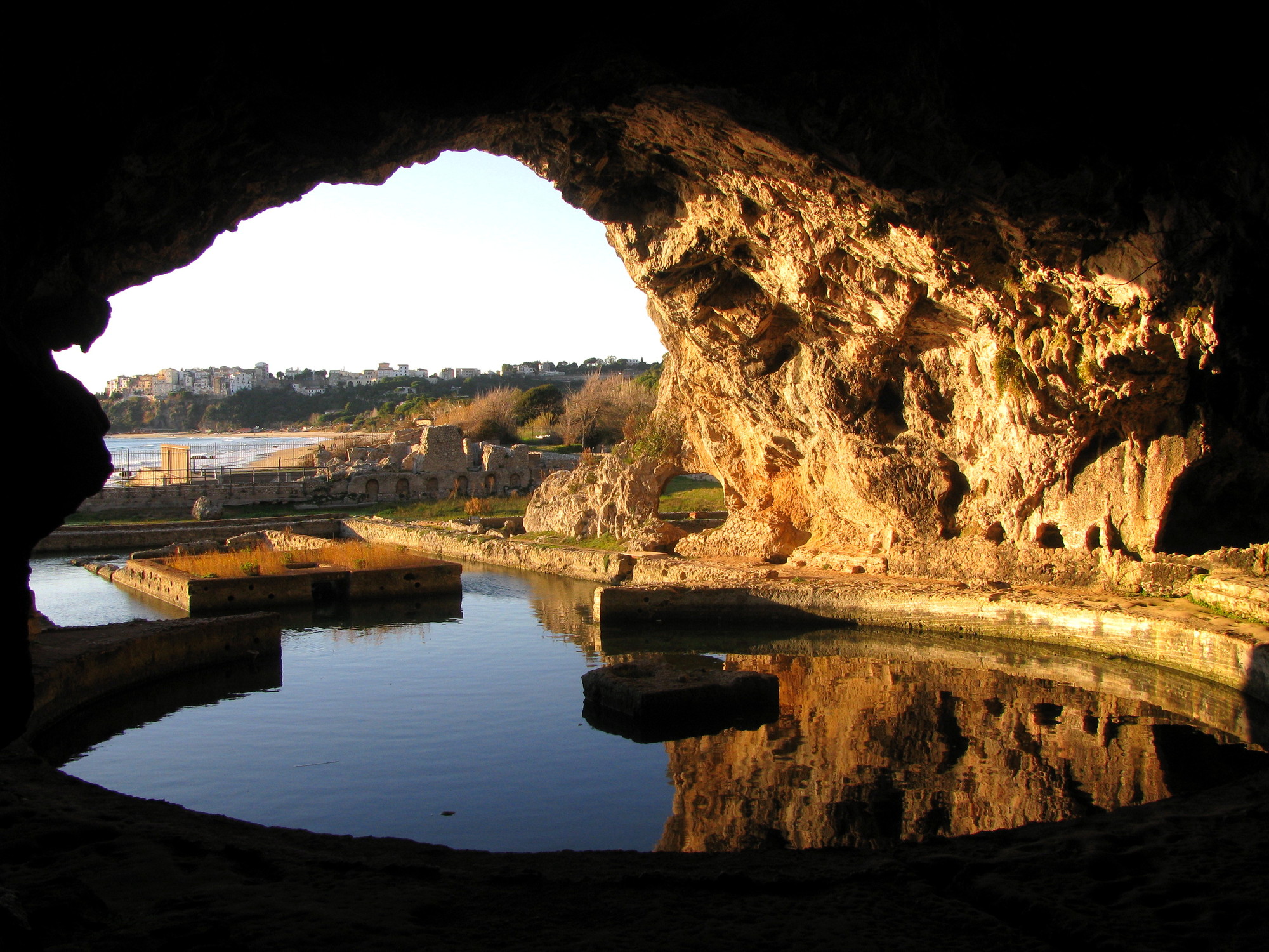 Dentro la Grotta di Elisabetta Di Girolamo