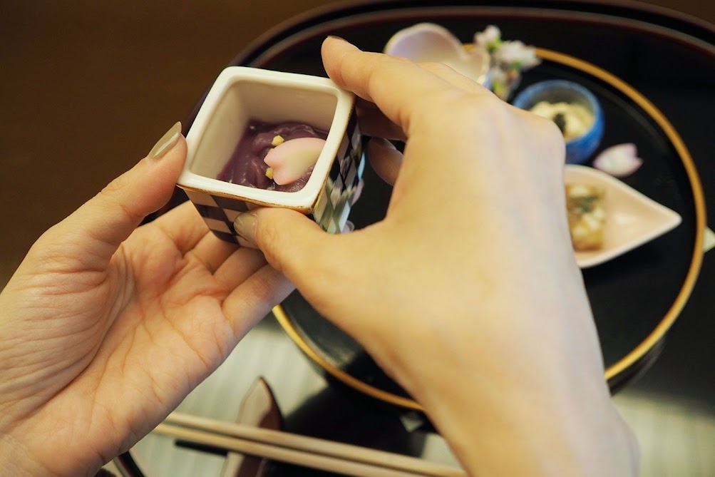 手で食べ物を受けるようにして食べる 手皿 はマナー違反 令和元年 日本人なら覚えておきたい会席マナー４ Trill トリル