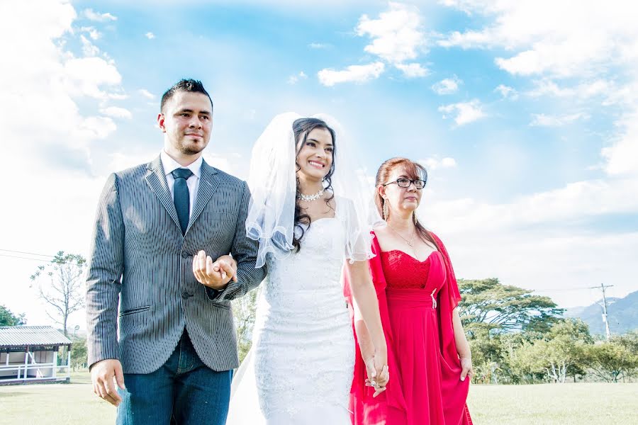 Fotografo di matrimoni Monica Hoyos (monikfda). Foto del 27 giugno 2019