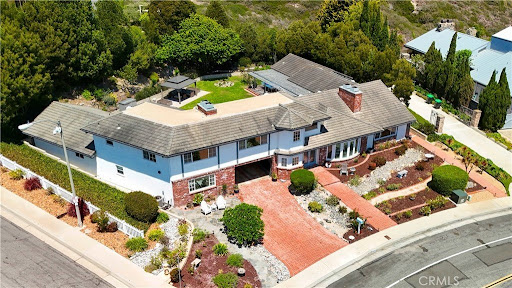 White house with brick, landscaped garden, exterior - House purchase in San Clemente, 4 rooms, 4 bedrooms