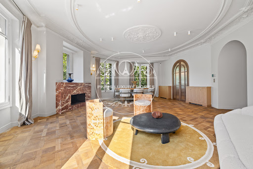 Living room with marble fireplace and parquet floor - Prestige apartment for sale in Paris 7ème, 4 rooms, 2 bedrooms