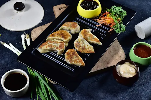 Chicken Pan Fried Momos [6 Pieces]