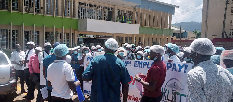 Doctors and Clinicians in Kisii protesting outside Kisii Teaching and Referral Hospital Monday (IMAGE BY MAGATI OBEBO)
