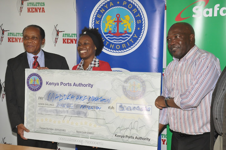 Major (Rtd) Marsden Madoka (L) recieves a cheque from Kenya Ports Authority's Sarah Tuva yesterday.