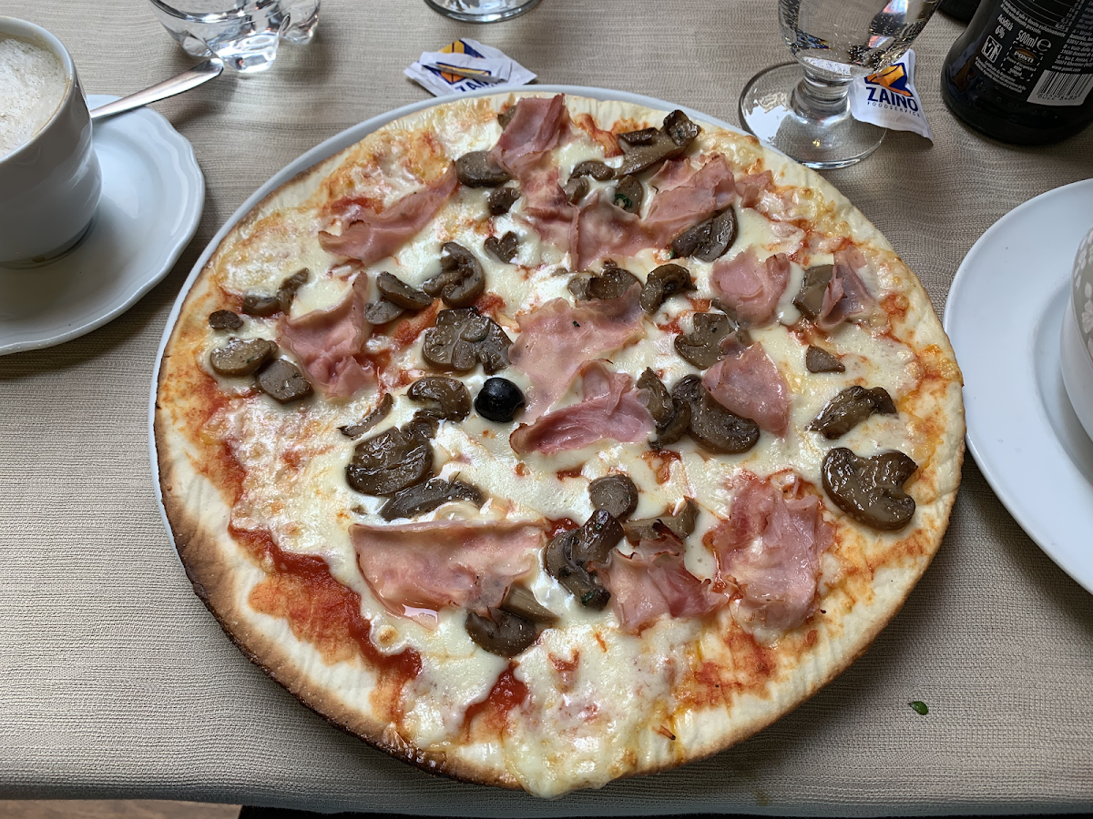 Yum! Prosciuto a funghi (ham and mushrooms)