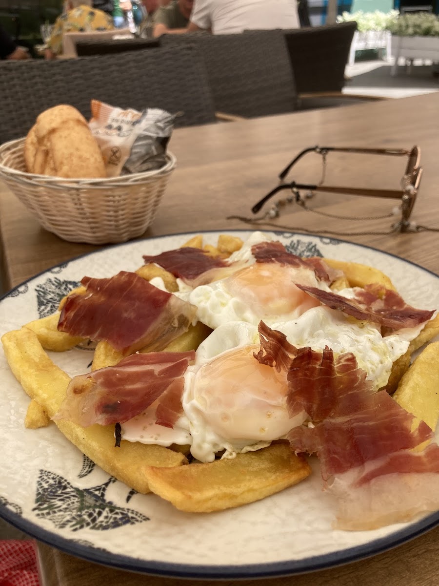 Ham and eggs on potatoes (chips) with aioli