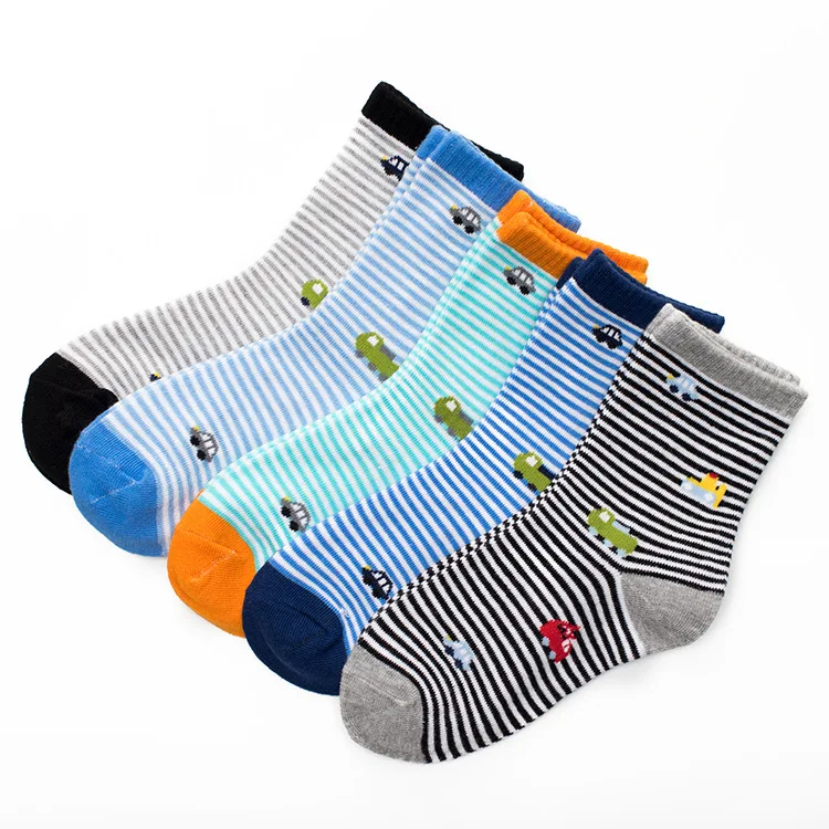 Chaussettes enfant rayées avec imprimé voiture, confortables et stylées. Gardez les pieds de vos enfants au chaud et ajoutez une touche amusante à leur look.