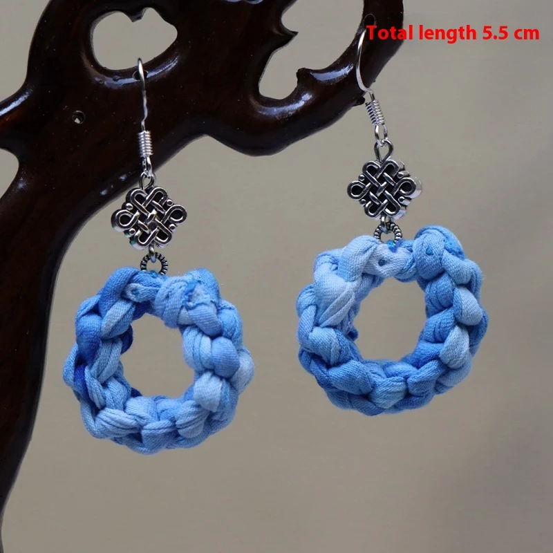 Boucles d'oreilles ethniques bleues en tissu teint à la main. Un accessoire unique et élégant, parfait pour un look bohème et sophistiqué.