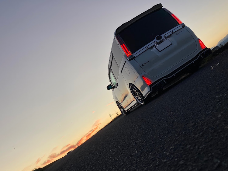 ヴォクシーのKUHL・カメラ修行中・夕焼けと愛車・ノア 後期テールに関するカスタム事例の投稿画像1枚目