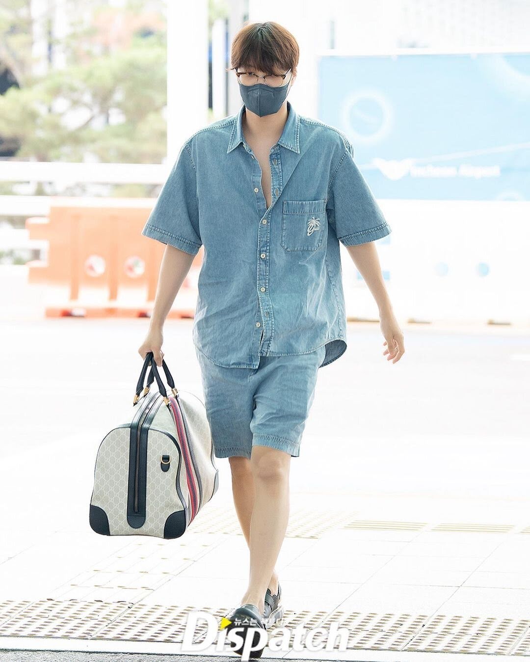 220708-EXO-Kai-at-Incheon-International-Airport-documents-5